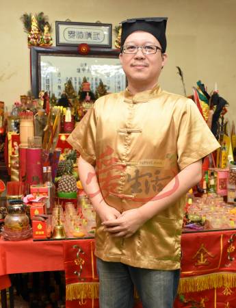 王忠文道长表示,张女士的卦象显示,其先生祖坟风水鬼气盛极而旺,极度不利后世的子孙。