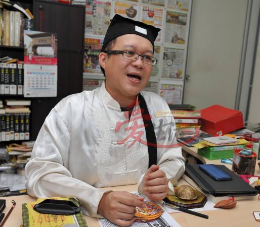 王忠文道长见张女士家中状况惨戚,于是开坛为他们新置的天官赐福牌净化开光,一面悬挂其家中,另一面悬挂在摩哆店大门上,以破诸邪降。