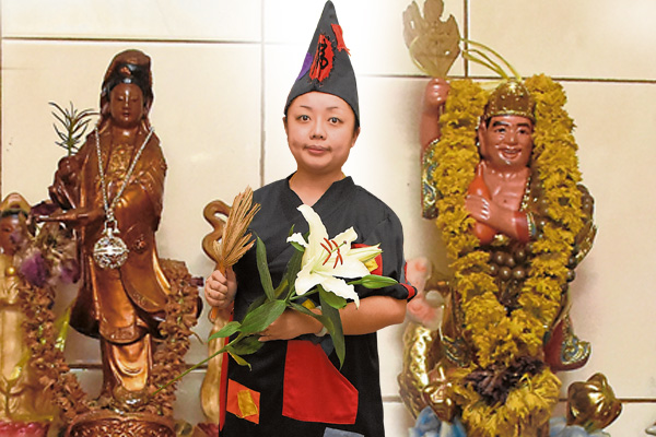 郑慧欣原先被观音娘娘点中,要她帮忙救世人,但后来太多信徒要求财,所以,观音娘娘也把济公请下来,一起为信徒解苦解难。