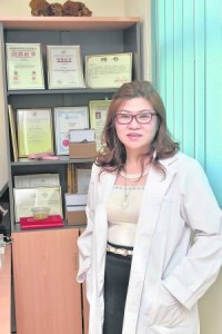 驰骋杏林超过30年,女中医师余淑琼,用其神奇草药配方及高超医术治好无数重症患者。