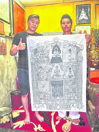 Jacky特地奉请了生意招财布符,打算镶上镜框后,供奉在店中招徕生意。
