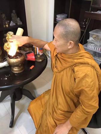 通过銮波哇则拉师父的拉溶蜡,便能知道善信的运势。