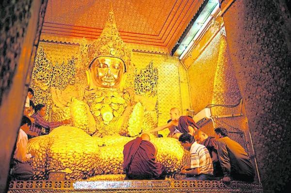 自古以来,缅甸就被称为“黄金之国”,而缅甸人民更深信在佛像上贴上金箔,就可以得到好运。