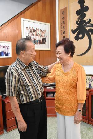 相处接近60年,仍旧相看两不厌,他们的婚姻之道看似简单,却不是人人能够做得到。