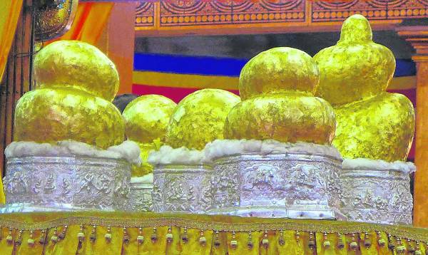 位于茵莱湖上、历史超过800年的五佛寺(Phaung Daw Oo Pagoda),寺里5尊神明被信徒贴满金箔,已看不出原有的形象,反映此庙的香火,非常鼎盛。