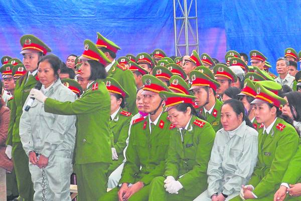 21男9女贩毒集团被判死刑,他们涉及贩运12公吨毒品,是越南独立以来的最大毒品案。