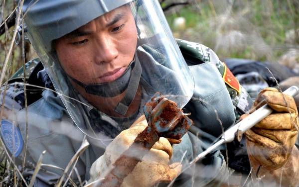 赴黎巴嫩维和工兵营扫雷兵吴昭年正在排除一枚未爆物。