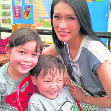 Amelia目前在大马名模Amber Chia学院里充当导师,负责教导一些跟她有着同样兴趣的小朋友们,分享自己的知识与才能。