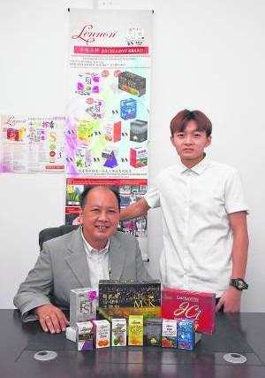 周谭胜(左)非常关心现代文明病日益年轻化的问题,右为该公司总经理周骏威。