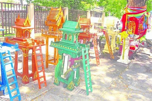 女神树旁摆满了善信答谢的小神龛和彩色丝绸布条。