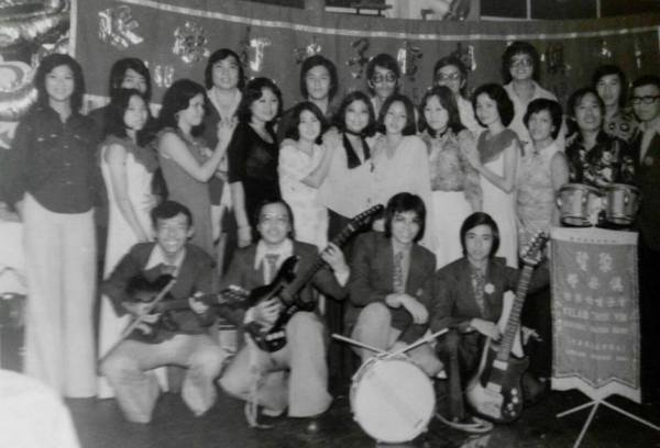 1975年初次登上舞台的叶耀泽(前蹲右一)格外雀跃,享受在自己的音乐世界里。