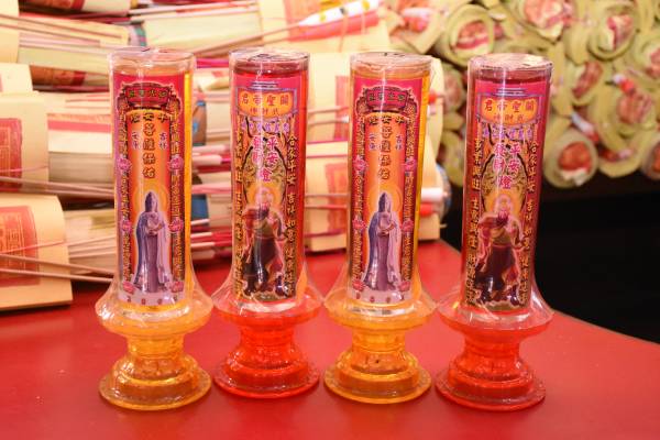 善信还可点灯祈福。 地址:Lot 399, Jalan Balakong, Batu 11 Cheras, Kajang, Selangor. 联络号码:016- 913 7878 面子书:蕉赖十一哩星安庙关圣帝君