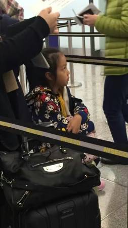 就算有一堆行李,赵薇依然带着女儿搭地铁。