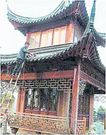 这间值上亿的紫檀古建筑,由于在香港欲兴建一直不批,被成龙捐赠给新加坡政府作为旅游发展用途。