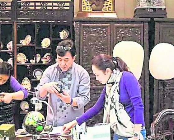 空闲时,成龙逛的不是名牌店,而是呆在古玩店里物色紫檀品。