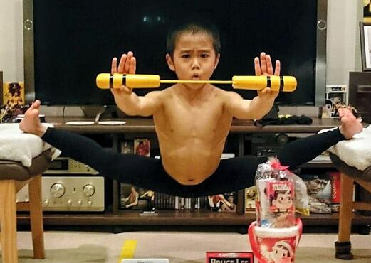 年仅8岁的今井龙惺因为十分仰慕李小龙,不断学习李小龙的各种武打动作。