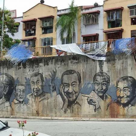 壁画在蕉赖Taman Orkid的“心板面”对面。