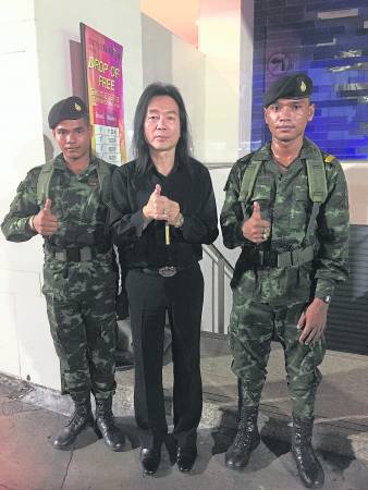 拿督斯里金口师父亲自前往泰国,致力争购“军人符管”,碰巧遇到当地的军官,他们都纷纷向师父竖起拇指赞好“军人符管”。