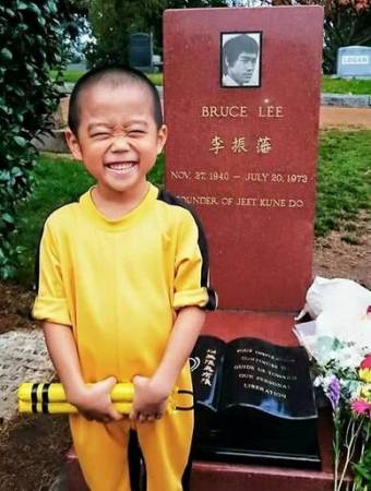 今井龙惺有幸能到偶像的墓前,让他开心得露出天真笑容。