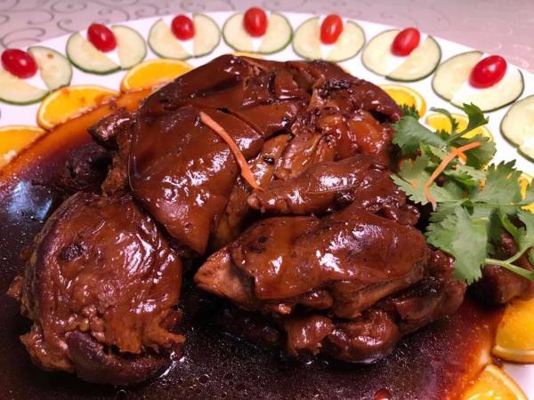 卤猪手 天下美味园 地址:Lot 399, Jalan Balakong, Batu 11 Cheras, Kajang, Selangor. 联络号码:012- 236 9961 面子书:天下美味园