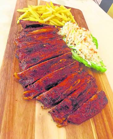 烧烤西班牙黑毛猪排 金沙轩海鲜饭店 地址:No. B-18-G, Jalan C180/1, Dataran C180, Cheras,43200 Selangor. 联络号码:03-9081 9336 营业时间:12pm-3pm, 5.30pm-11pm Instagram: Golden Sands Chinese Cuisine
