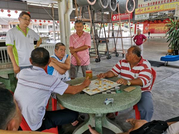 到了下午,长辈们会聚集在这里下棋。 蕉赖十一哩新村 地址:Batu 11 Cheras 面子书:蕉赖十一哩新村 / Batu 11 Cheras