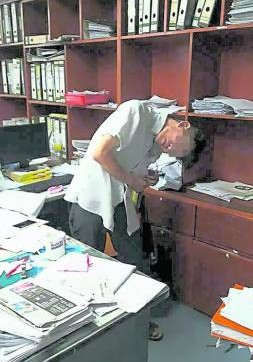不幸患上帕金森的张先生,在一次摔倒后,颈椎近乎90度弯曲,身体倾向一边。