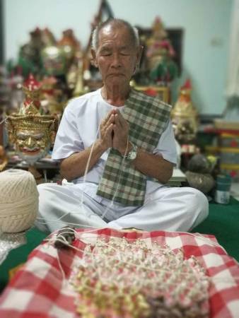 阿赞普苏林是第三代铸造鳄鱼皇的白衣僧人,而鳄鱼皇更被商人视为招财宝物。