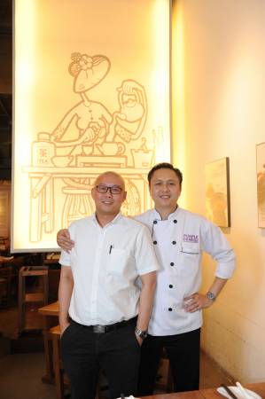 ◆“紫藤茶原”提供的每一种食物,都是经过经理Simon李钰旻(左)与主厨锺伟明精心调配。