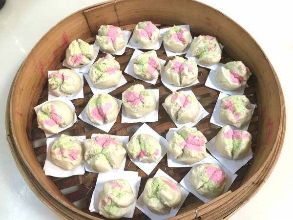 白砂糖制成的三色摩诃粿。