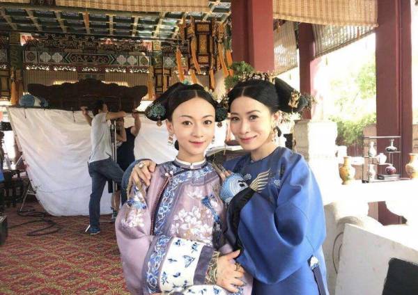 即使同剧另一位女主角吴谨言只有27岁,但阿佘的少女味完全不输!