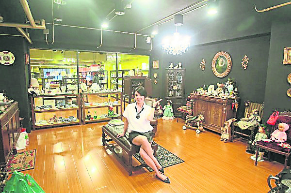 苗可丽的古董精品店,里面8 成是她从家里带去摆放的。