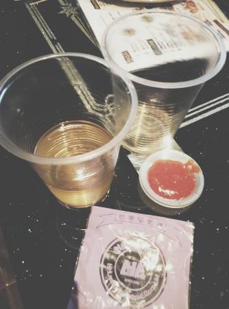 除了麦克风套,KTV里的饮食也处处有陷阱,点餐前应眼观八方,再三确认没有垃圾后才点。