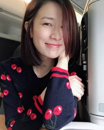 阿佘无惧素颜,因为她的素颜看起来更年轻啊!(来源:佘诗曼IG)