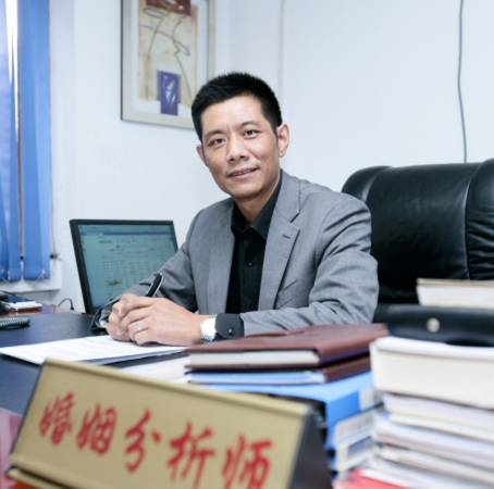 瑜峰是重庆某婚姻家庭咨询服务中心主任,从事婚姻家庭情感咨询、服务、研究十余年,近年来主要开展外遇行为矫治业务,被媒体称为“中国小三劝退第一人”。