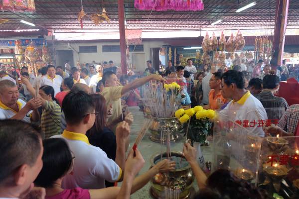 庆典期间,善信络绎不绝的前来拜祭。