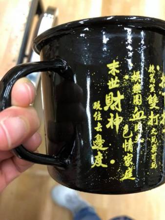 黄子华定价的100港币“回水杯”也被一扫而空,可见粉丝相当捧场。
