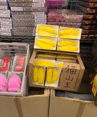 一张猫山王榴梿纸扎品的照片近日在网上疯传,图中的榴梿栩栩如生,让网友称奇。