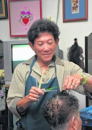 Tony是一名专业理发师,本身并不抽烟,却拥有一幅布满香烟盒的墙壁,自创一幅独具匠心的风景墙,深受顾客好友喜爱。