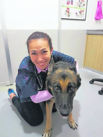 兽医李薇薇医生表示狂犬病是由唾液传染的病毒,被咬后用清水往伤口清洗长达十分钟,可降低病毒继续传播的机率。