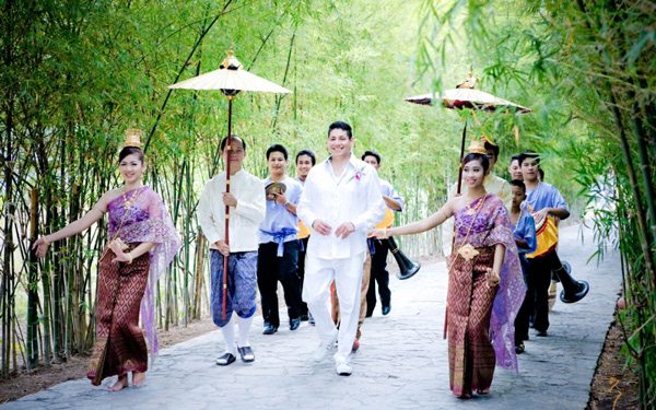 婚礼仪式开始前,身著华丽礼服的新郎,在打扮得花枝招展的少女簇拥下,来到村中长老选定的大树前。