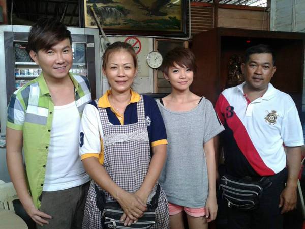 杨振成(右一)与李淑兰(左二)接受本地美食节目拍摄后和主持人叶俊岑(左起)与陈慧恬合影。