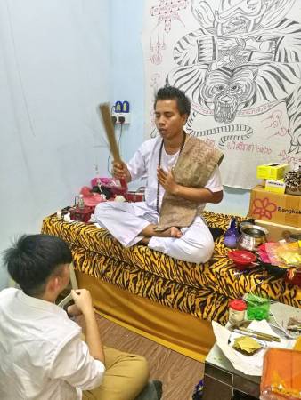 伍志杰被人下蛊降全身出现不少瘀黑,甚至有白虫,经友人介绍找上阿占Kuem解降。