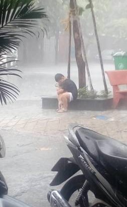 人们只希望生活中会有如此多的简单而可贵的友谊,显然这男孩无忧无虑地拥抱着幸福。