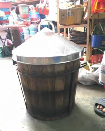 以前新年前夕,家庭主妇们用来蒸年糕的蒸笼铁盖。