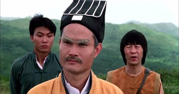 林正英正派严肃的气质,很符合捉妖除魔的道人形象。