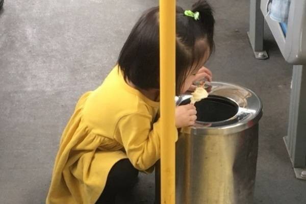 小女孩一副生怕雪糕会滴下的表情,这绝对是最美、最可爱的小乘客。