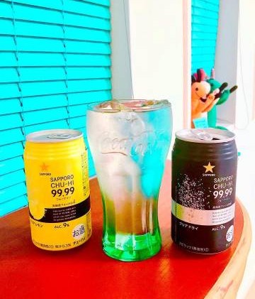 其包装以全黑色和全黄色做瓶身设计,倒出来的液体也是一般的透明白色,散发着柠檬香,看起来无害,所以不知道的女生真的会以为它是普通的柠檬味冷饮哦!