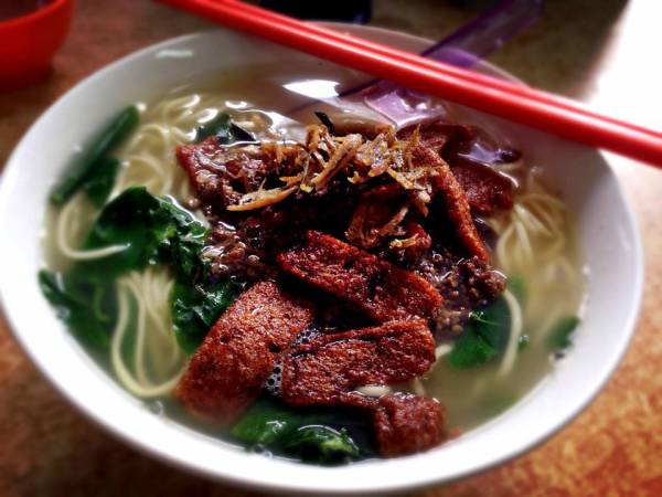 李淑兰特制的怡保风味板面,搭配美味可口的琵琶鸭,让食客停不了口。