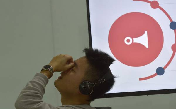 声音鉴黄师是一个新兴职业,他们每天戴着耳机坐在电脑前,反复不停的听着各种各样的聊天语音。
